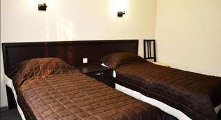 Гостиница Ангара Ангарск Стандартный двухместный номер с 2 отдельными кроватями-1